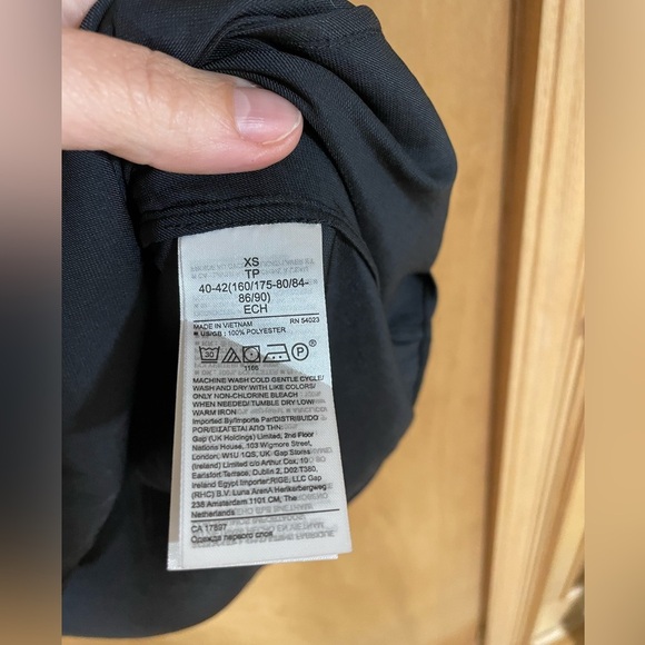 #130- BANANA REPUBLIC-sleeveless blouse-NWT - Picture 3 of 3